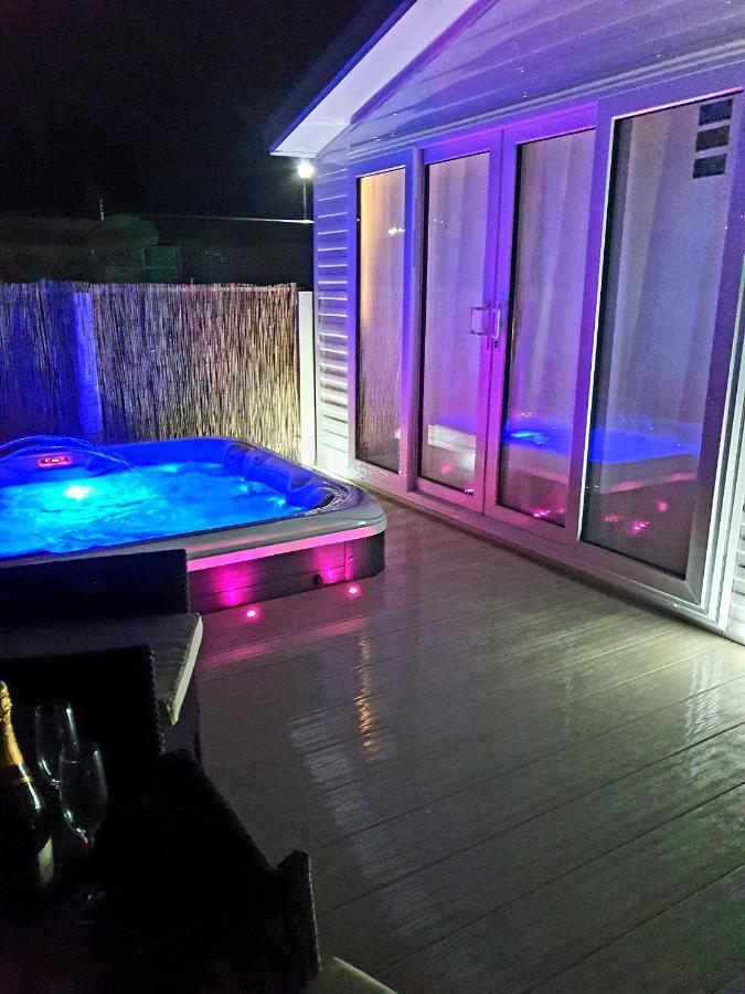 Premium Accommodation With Luxury Hot-Tub And Decking Area, Near Fantasy Island Инголдмелс Екстериор снимка