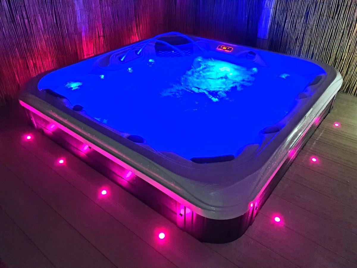 Premium Accommodation With Luxury Hot-Tub And Decking Area, Near Fantasy Island Инголдмелс Екстериор снимка