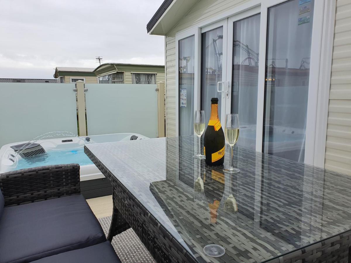 Premium Accommodation With Luxury Hot-Tub And Decking Area, Near Fantasy Island Инголдмелс Екстериор снимка