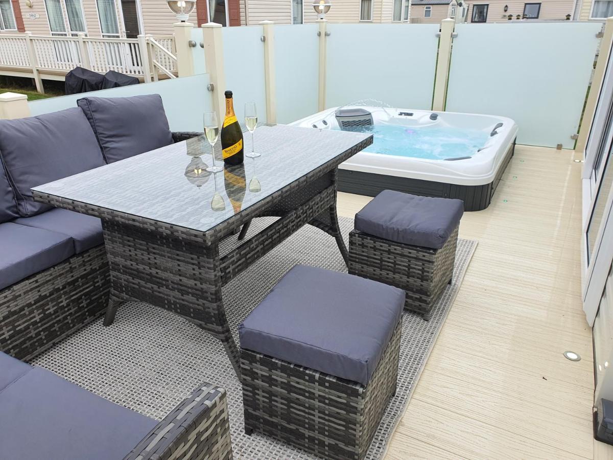 Premium Accommodation With Luxury Hot-Tub And Decking Area, Near Fantasy Island Инголдмелс Екстериор снимка