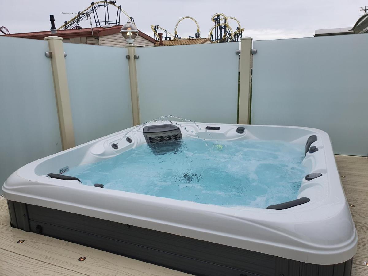 Premium Accommodation With Luxury Hot-Tub And Decking Area, Near Fantasy Island Инголдмелс Екстериор снимка