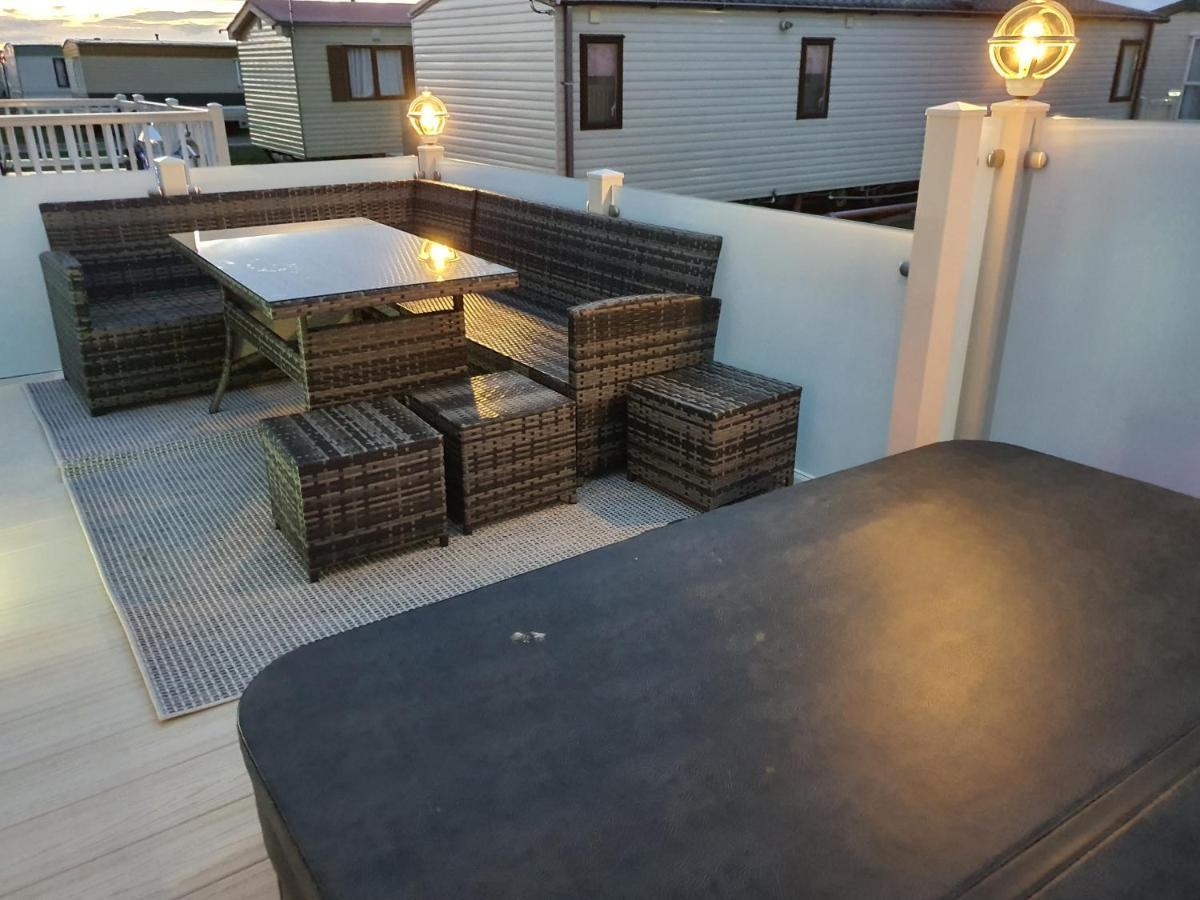 Premium Accommodation With Luxury Hot-Tub And Decking Area, Near Fantasy Island Инголдмелс Екстериор снимка