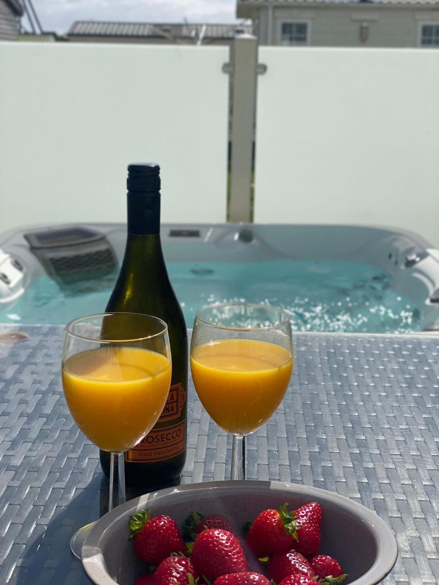 Premium Accommodation With Luxury Hot-Tub And Decking Area, Near Fantasy Island Инголдмелс Екстериор снимка