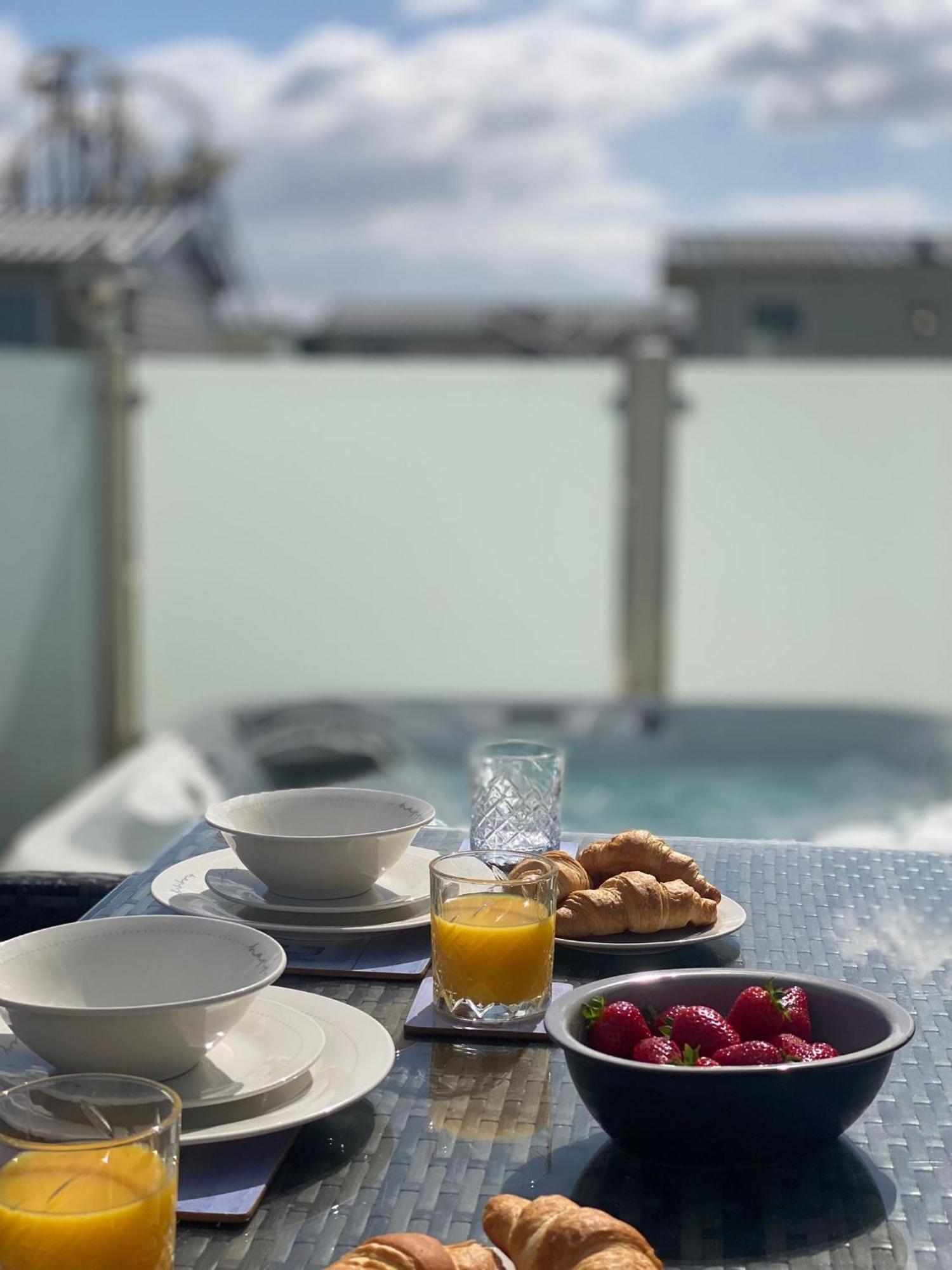Premium Accommodation With Luxury Hot-Tub And Decking Area, Near Fantasy Island Инголдмелс Екстериор снимка